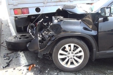 Tai nạn giao thông: Cặp vợ chồng thoát chết khi ôtô chui vào gầm xe tải