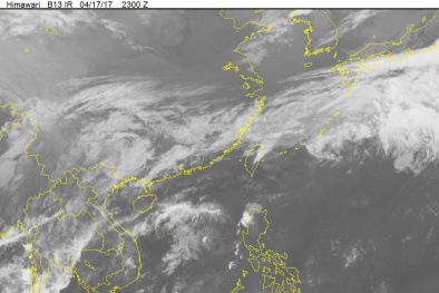 Áp thấp nhiệt đới suy yếu, Hà Nội có mưa rào và dông