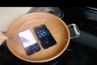 Màn thử thách 'luộc' iPhone 7 plus và Samsung Galaxy S8 với nước sôi