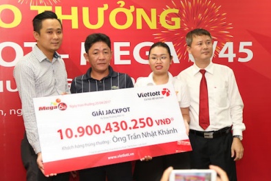 Xổ số Vietlott: Lần đầu tiên khách hàng không đeo mặt nạ nhận giải hơn 10 tỷ đồng