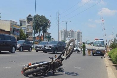 Tai nạn giao thông ngày 22/4: Ô tô tông xe máy văng xa 100m, 1 thanh niên nguy kịch