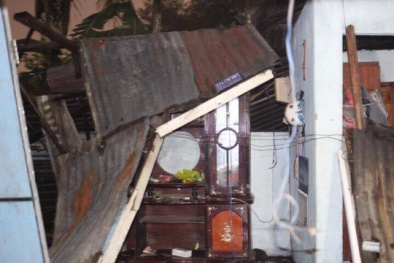 Người dân 'màn trời chiếu đất' sau dông lốc dữ dội ở Sài Gòn