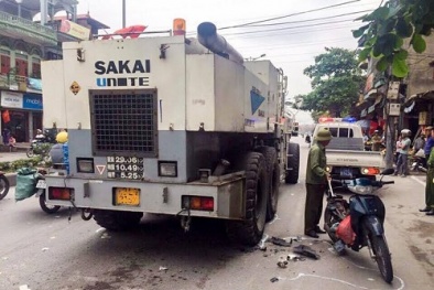 Tai nạn giao thông ngày 24/4: Tông vào xe làm đường, mẹ tử vong, con nguy kịch