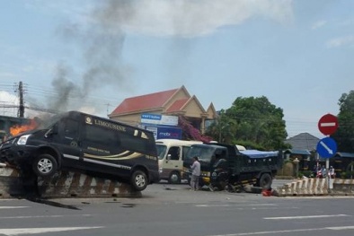Xe limousine bốc cháy dữ dội sau tai nạn với xe tải, nhiều người bị thương