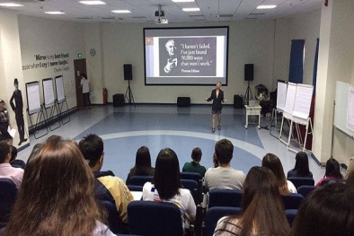 Giáo sư mặc quần đùi giảng dạy trước sinh viên là ai?