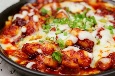 Cách làm gà cay phô mai không cần lò nướng chuẩn vị Hàn Quốc