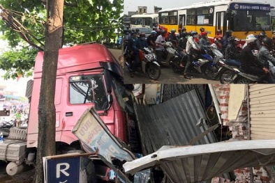 Nguyên nhân xe container đâm vào nhà dân gây tê liệt cửa ngõ Thủ đô