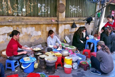 Kinh hoàng 'hậu trường' tiềm ẩn nguy cơ ngộ độc ở quán ăn vỉa hè