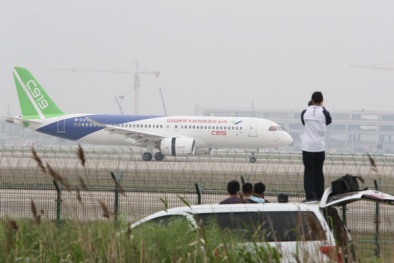Máy bay chở khách 'made in China' cất cánh lần đầu tiên thành công
