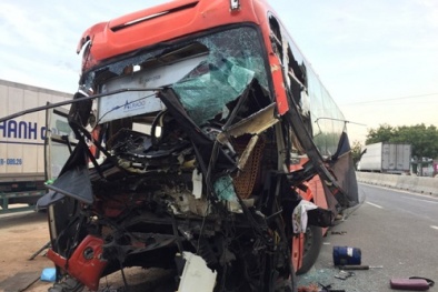 Tai nạn giao thông ngày 7/5: Đầu xe khách nát bét, 3 người thương vong