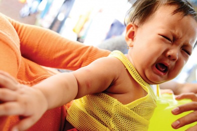 Mẹ phun thuốc diệt côn trùng, không ngờ hại con như thế này