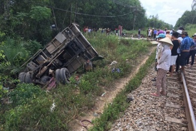 Tai nạn giao thông ngày 10/5: Chồng bị tàu tông tử vong khi vợ đang chuyển dạ