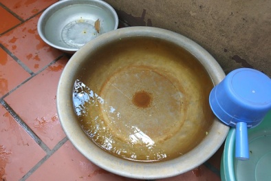 Nước sinh hoạt màu vàng, đóng cặn ở khu dân cư tại Hà Nội