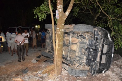 Tai nạn giao thông ngày 24/5: Ôtô Fortuner lao vào gốc cây nát bét, 5 người nhập viện