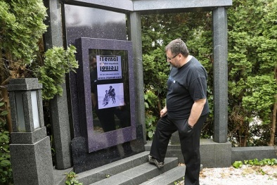 Bí ẩn về ngôi mộ số hóa tự động bật nhạc, phát video khi có người tới gần