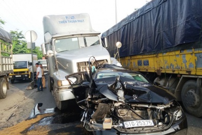 2 xe container kẹp nát Mercedes, tài xế thoát chết