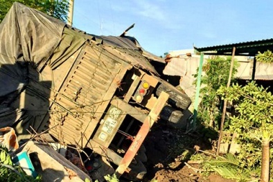 Tai nạn giao thông ngày 30/5: Xe đầu kéo tông chết người và đâm sập 3 căn nhà