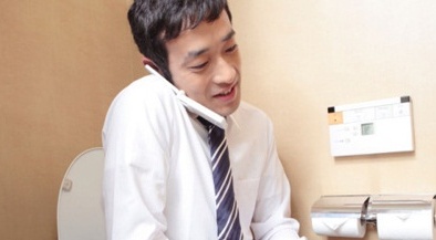 ‘Nghiện’ mang điện thoại vào nhà vệ sinh có ngày mất mạng