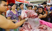 Người dân Tp.HCM xếp hàng lấy phiếu mua thịt heo từ sáng sớm