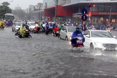 Điểm mặt những tuyến phố ở Hà Nội đang bị ngập sâu do mưa lớn