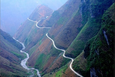 Cảnh báo tai nạn giao thông: 'Vua đèo Tây Bắc' thách thức mọi tài xế