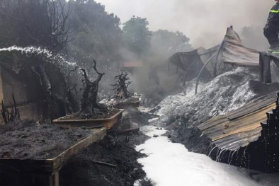 Tin mới nhất vụ kho hàng nhựa phế thải rộng 200m2 bốc cháy