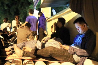 Phụ huynh ngủ trước cổng trường chờ nộp hồ sơ lớp một cho con