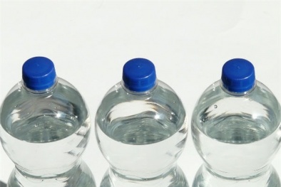 'Thần chết gõ cửa' nếu tái sử dụng chai nhựa để đựng nước trong tủ lạnh không đúng cách