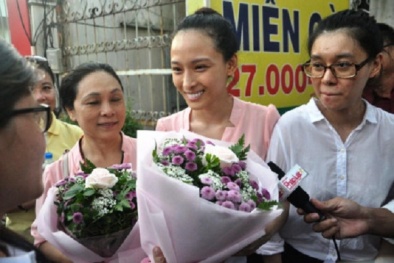 Khoảnh khắc hoa hậu Trương Hồ Phương Nga được tại ngoại