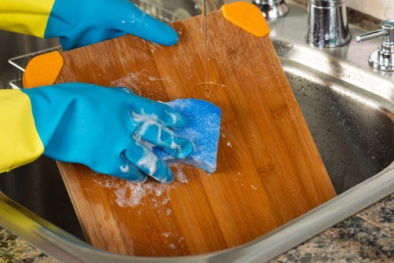 Rửa thớt bằng nước rửa chén, coi chừng rước bệnh cho cả nhà