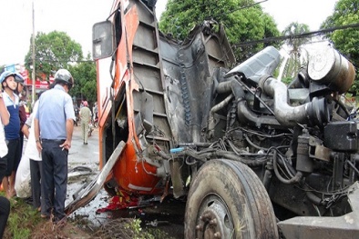 Tai nạn giao thông mới nhất 24h qua: Tàu hỏa tông biến dạng xế hộp, 2 người tử vong