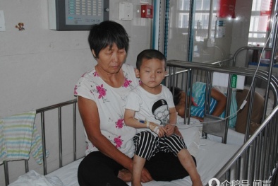 Bé 4 tuổi vẽ tranh hỏi mẹ: 'Nếu con khỏi bệnh, mẹ có về không?'