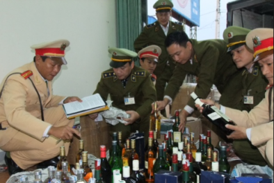 Tạm giữ hơn 4 nghìn lít rượu, 423 kg thực phẩm nhập lậu