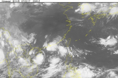 Bão số 3 Roke 'bám đuôi' áp thấp nhiệt đới đi dần vào đất liền