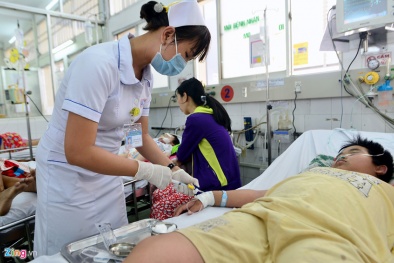Bệnh viện quá tải vì sốt xuất huyết bùng phát