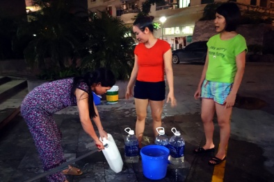 Bi hài dân chung cư Hà Nội dùng cầu thang máy 'gồng gánh' nước về nhà dùng