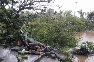 Lốc xoáy ở Hà Tĩnh thổi bay 70 mái nhà, 2 người bị thương
