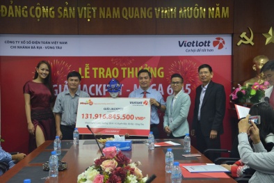 Xổ số Vietlott: Người phụ nữ đeo mặt nạ nhận giải Jacpot kỉ lục hơn 131 tỷ