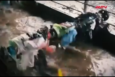 Rùng mình với quy trình biến hóa rác thành... hộp đựng đồ ăn