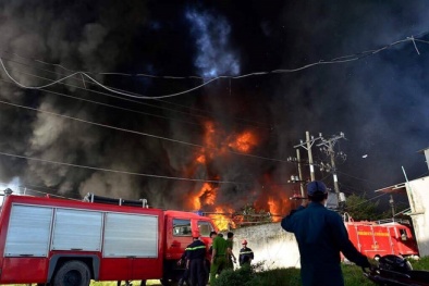 Cháy lớn công ty nhựa ở TP. HCM: Hít phải khí nhựa cháy có thể mắc bệnh nguy hiểm