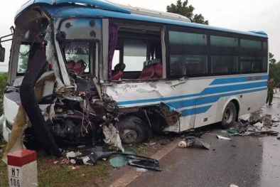 Quảng Ninh: Va chạm với container, chiếc xe khách đầu nát bét