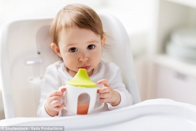 Cốc nước có vòi hút có thể làm giảm khả năng nói của trẻ