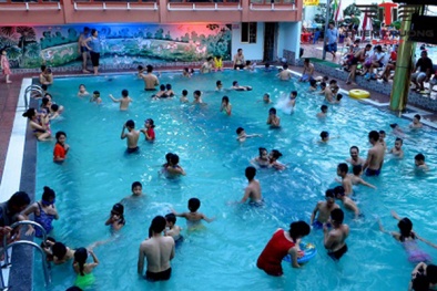 Clo trong nước bể bơi có thể gây ung thư bàng quang