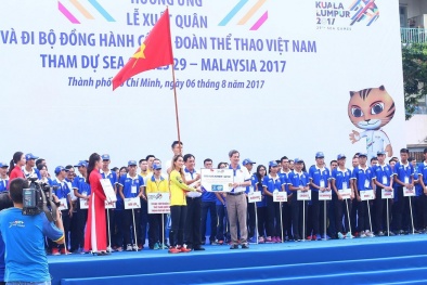 Hàng ngàn người 'phủ xanh' phố đi bộ cổ vũ Đoàn Thể thao Việt Nam