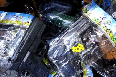Cảnh sát giao thông Thanh Hóa bắt giữ xe ô tô chở gần 10.000 đồ chơi nguy hiểm