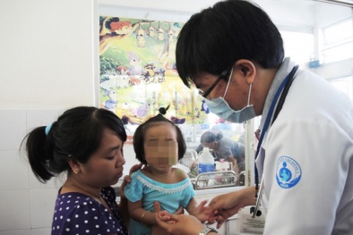 Sốt xuất huyết diễn biến phức tạp, dịch tay chân miệng vào mùa