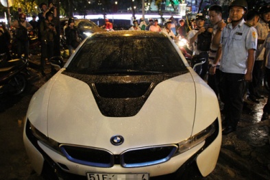 Ông Đoàn Ngọc Hải tiếp tục ‘xuống đường’: Ô tô biển đỏ, siêu xe BMW i8 tiền tỷ bị xử lý