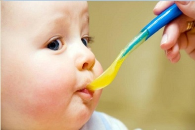Bố mẹ cần đọc kỹ những điều này trước khi mua thức ăn bổ sung cho con