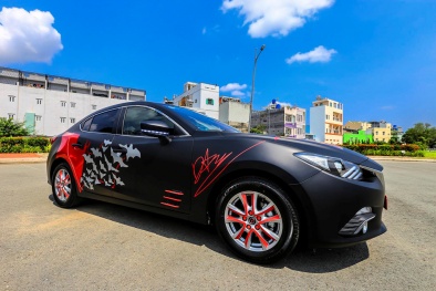 ‘Lạ lẫm’ với Mazda 3 2017 dán tem Batman, độ đồ chơi tại TP.HCM