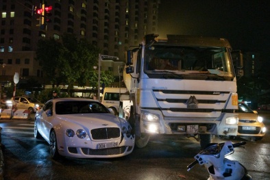 Bị vặt gương và xe tải đâm: Đây là chiếc xe siêu sang Bentley xui xẻo nhất Hà Nội